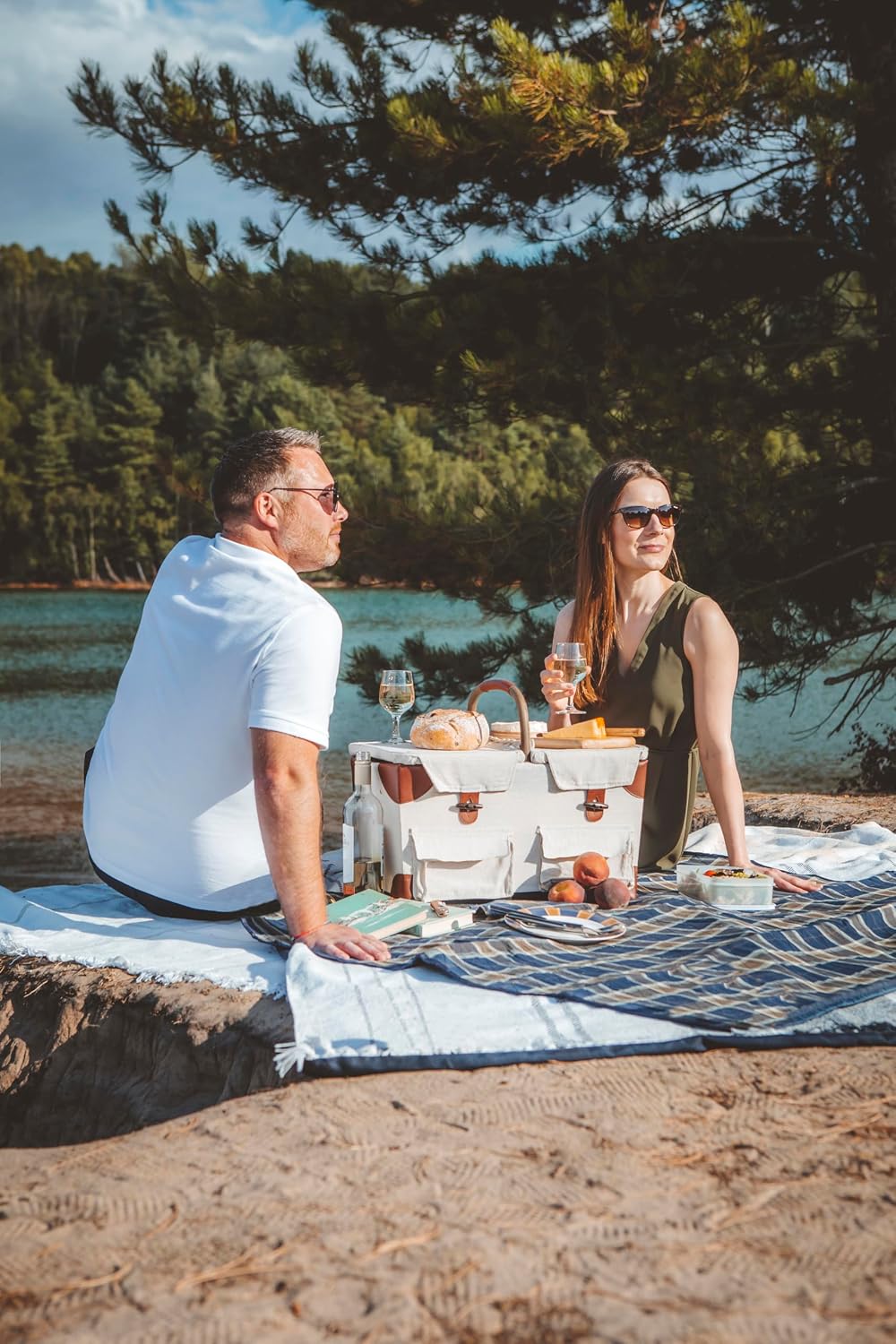 PICNIC TIME Pioneer Deluxe Picnic Basket, Romantic Vintage Wood-Framed Basket...