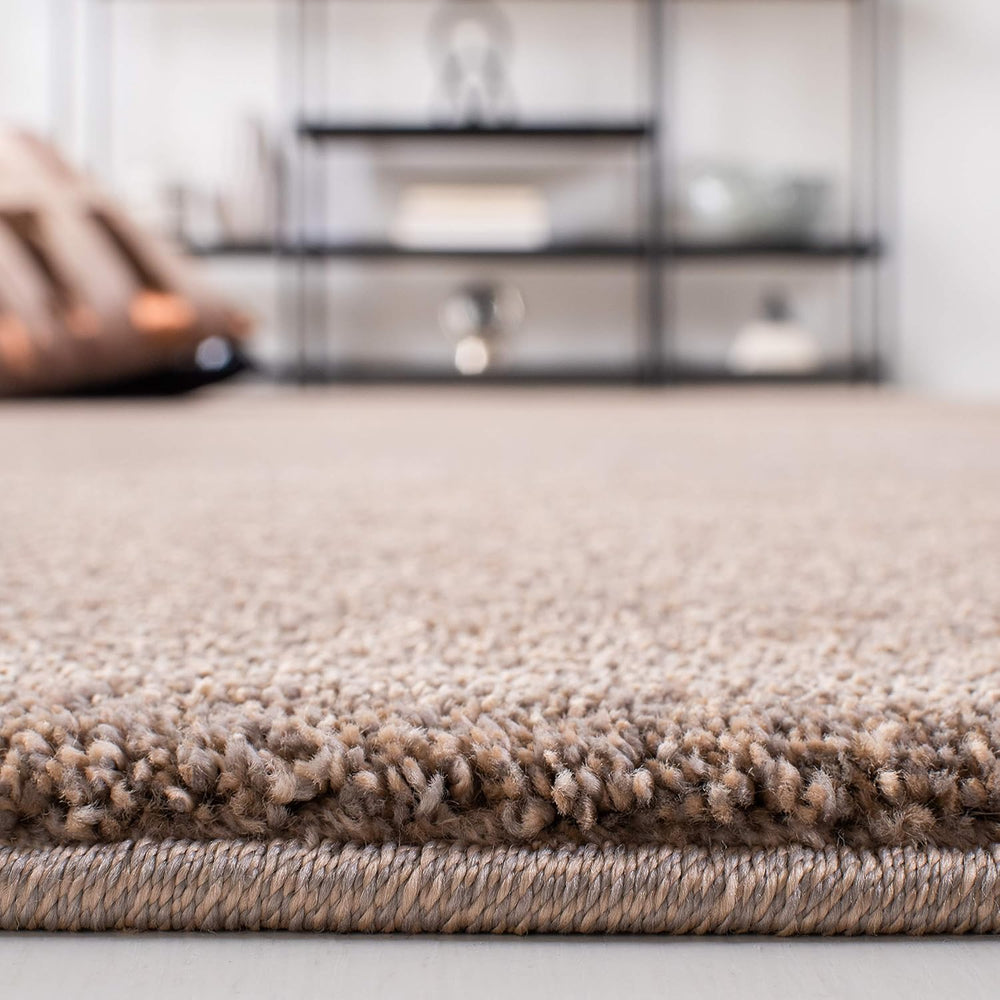 SAFAVIEH Plain and Solid Collection Area Rug - 5'5" x 7'7",...