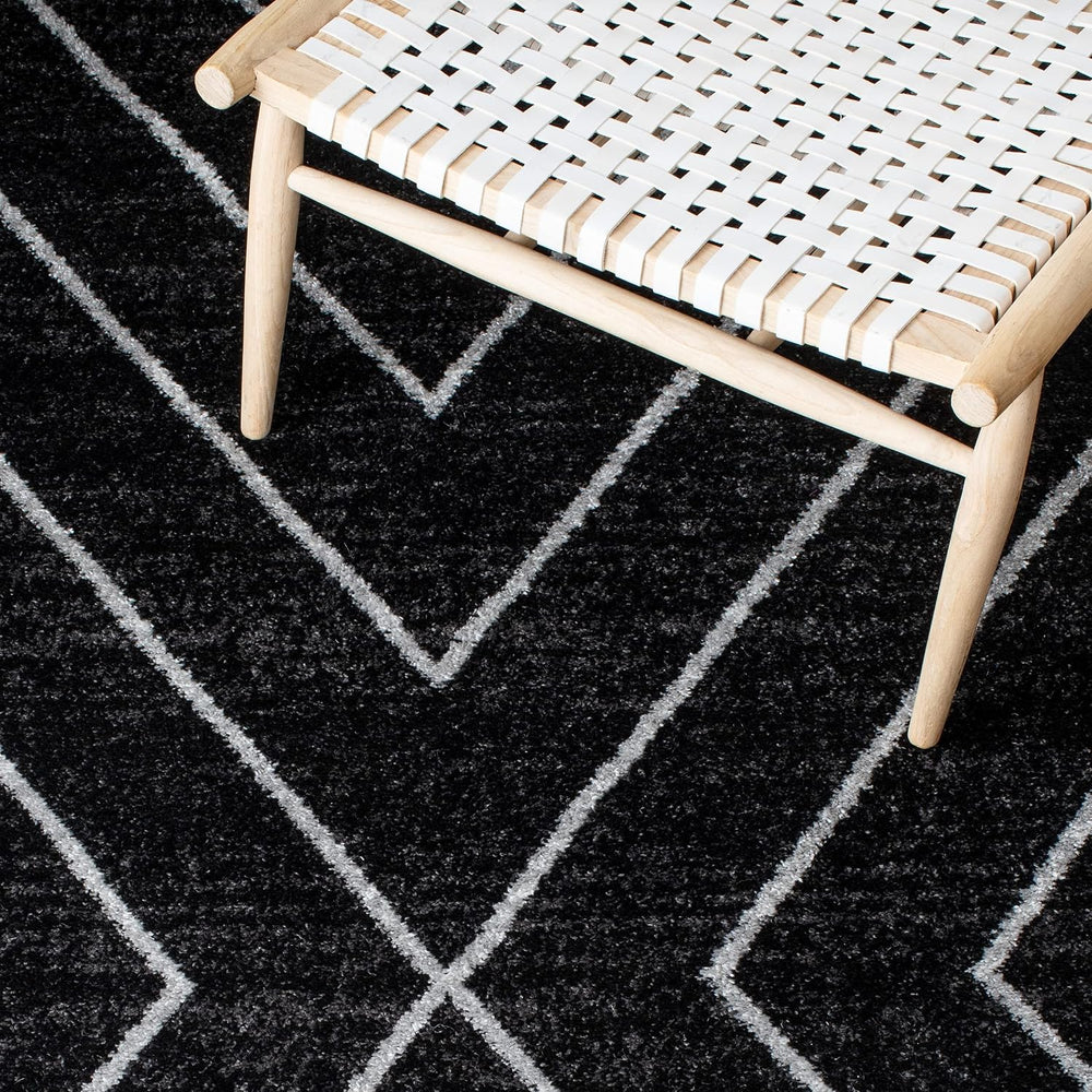SAFAVIEH Adirondack Area Rug 3x4, Modern Chevron Black & Light Gray ADR251F