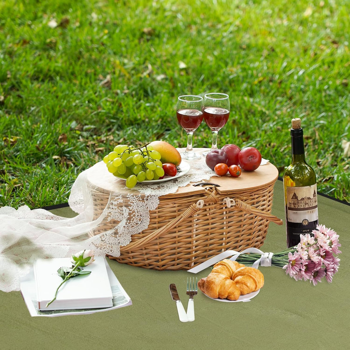 15" cooler picnic basket with blanket, wooden split, side view