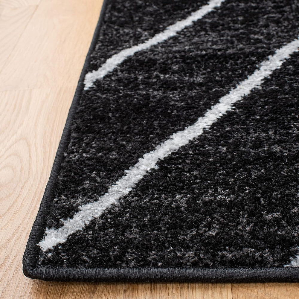 SAFAVIEH Adirondack Area Rug 3x4, Modern Chevron Black & Light Gray ADR251F