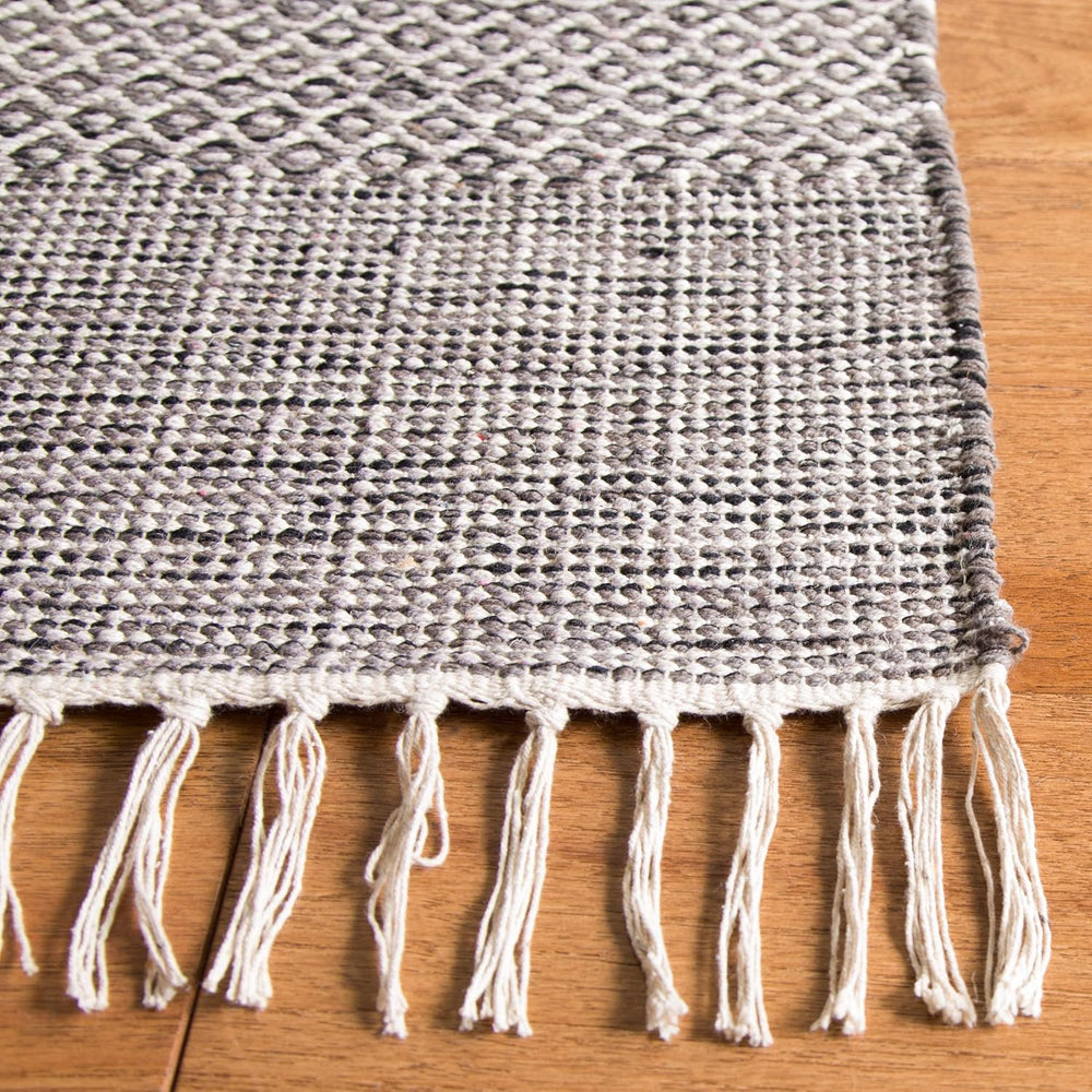 SAFAVIEH Montauk Collection Runner Rug - 2'3" x 12', Ivory &...
